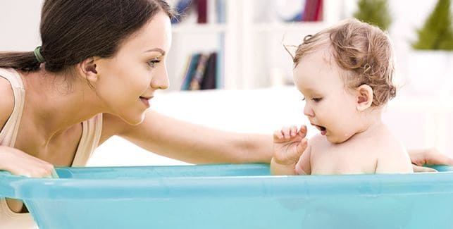 Meilleure baignoire bébé sur pieds 2024 : comparatif et guide d'achat